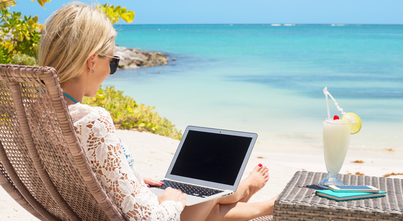 Frau die am Strand arbeitet - mehr Erfolg im MLM