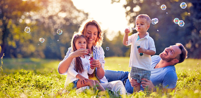 Glückliche Familie - Im Network Marketing einsteigen